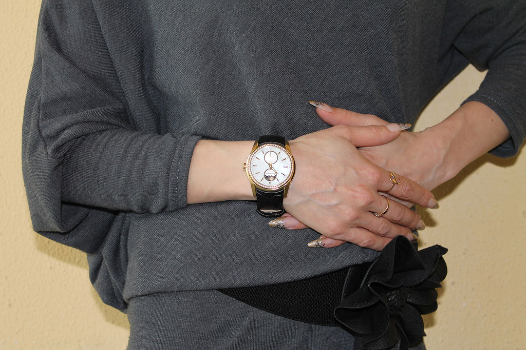 Как увеличить размер часов. Часы на руке. Часы на тонкое запястье женские. Часы классические женские. Большие часы на руке.