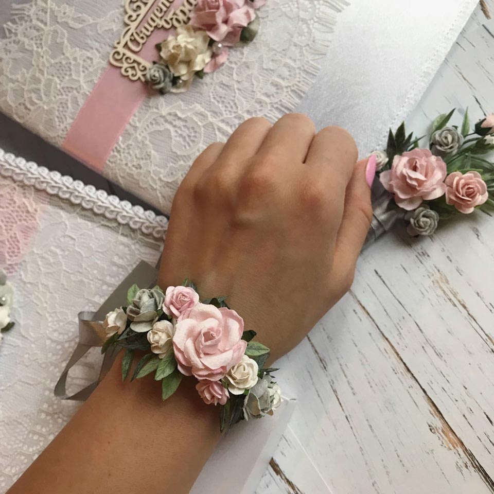 Бутоньерки или браслеты для подружек невесты на руку