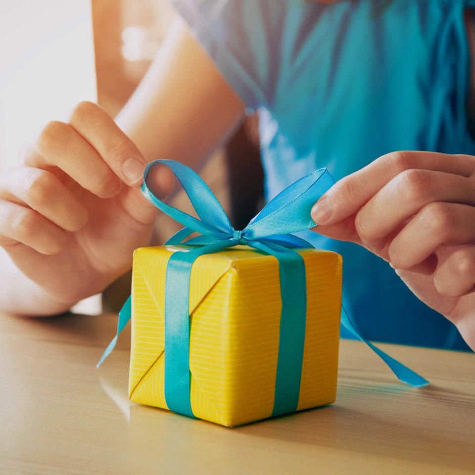 Что подарить другу на день рождения — идеи оригинальных и бюджетных подарковдля друга на ДР