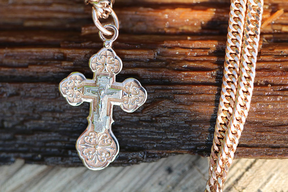 Как освятить крестик — можно ли посвятить крест, купленный в магазине,самому в домашних условиях или в церкви