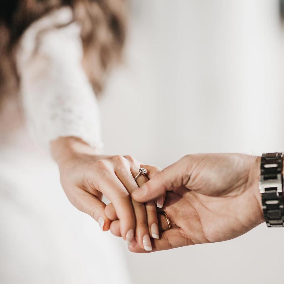 До свадьбы ни-ни: разрешено ли носить обручальное кольцо до дня бракосочетания