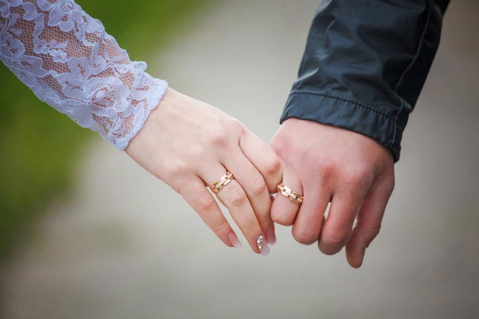 Можно ли носить обручальное или другие кольца до свадьбы — на каком пальценосить колечки незамужним и неженатым