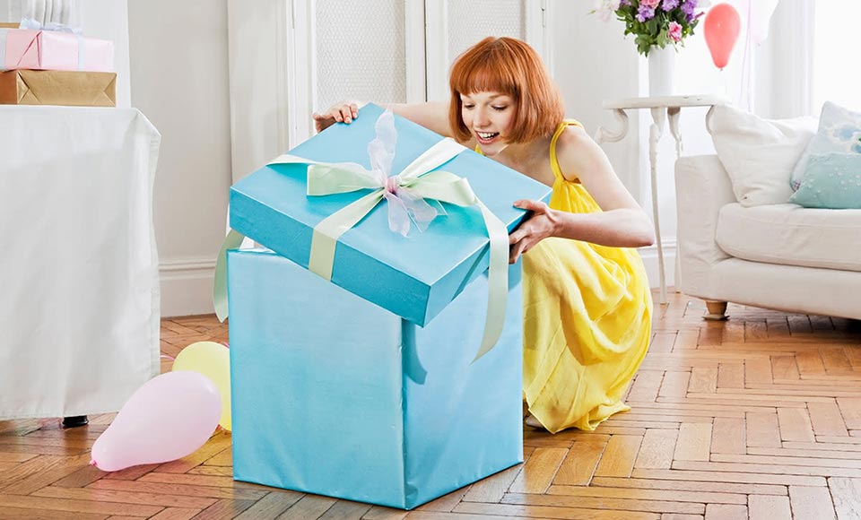 25+ идей, что подарить подруге на день рождения
