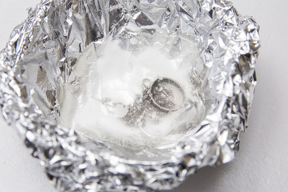 Как почистить серебряную цепочку — чистка цепи из серебра в домашнихусловиях от черноты