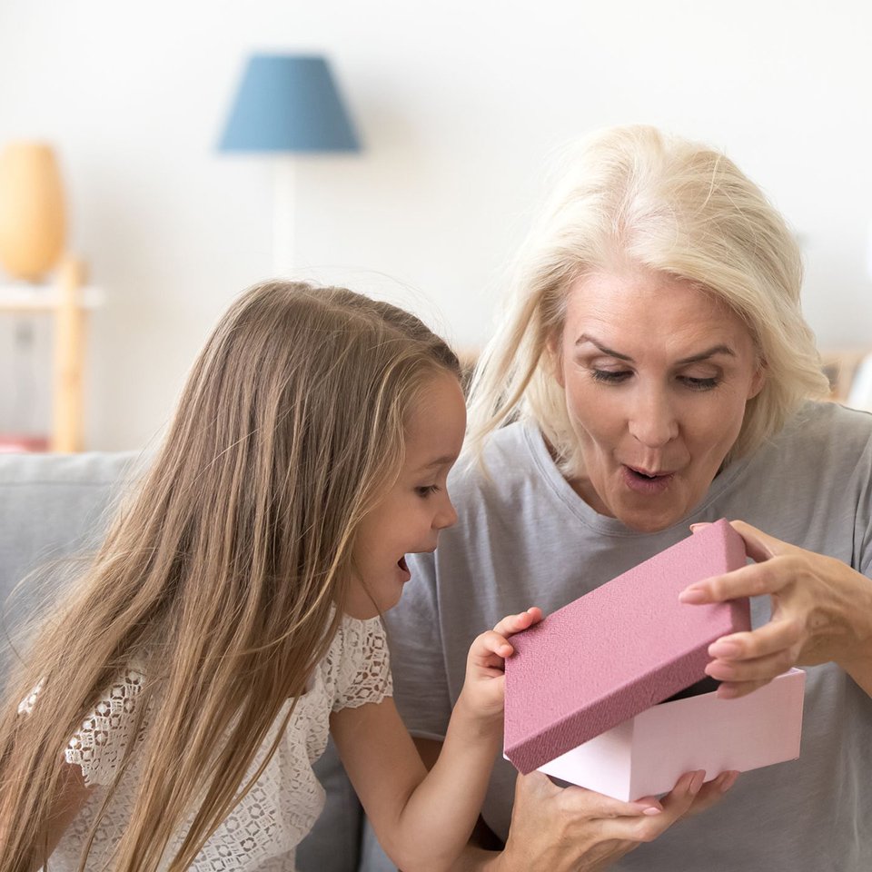 Как правильно выбрать подарок своей бабушке