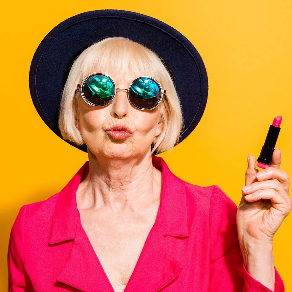 Топ-11 лучших идей подарков женщине на 70 лет
