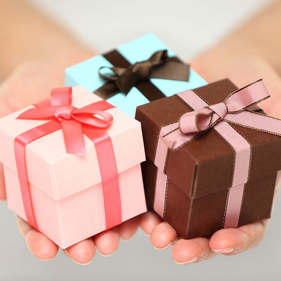 Оригинальные подарки женщине: лучший и полезный сюрприз, что подарить молодой девушке