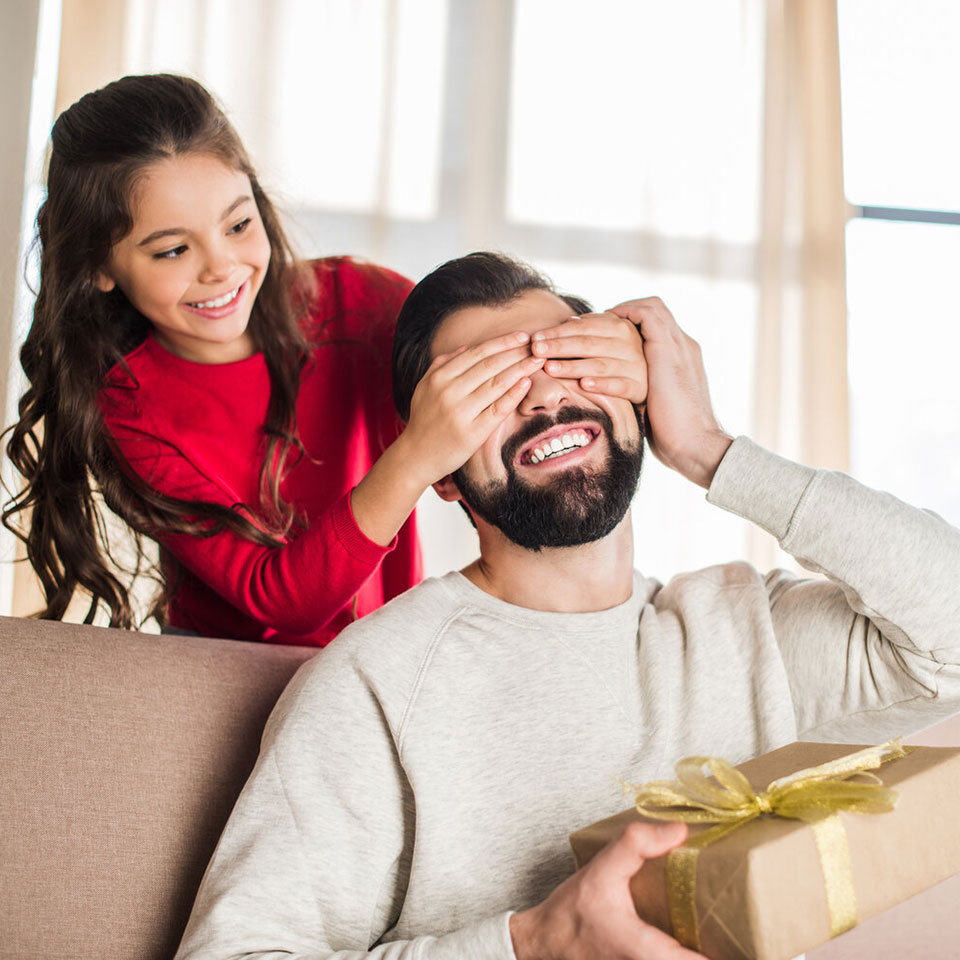 Что подарить отцу: ТОП-5 полезных идей в праздник