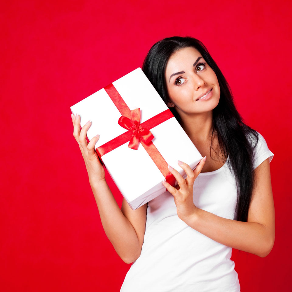 + идей, что подарить женщине на день рождения: список оригинальных и недорогих подарков