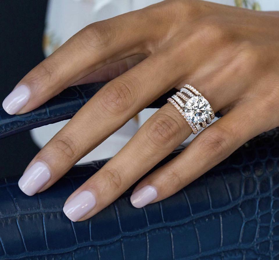 На каком пальце и руке носят помолвочное кольцо до свадьбы в России поприметам