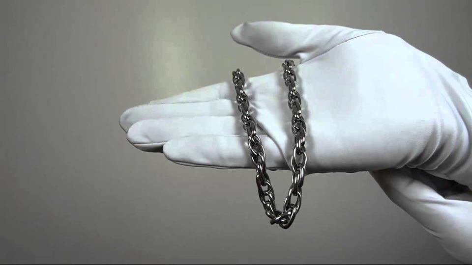 Почему серебро чернеет — причины поте��нение на серебряных цепочек икрестиков на теле человека