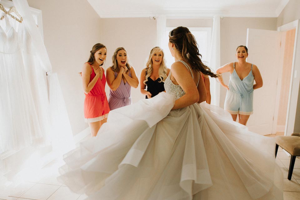 Можно ли жениху видеть невесту в свадебном платье до свадьбы?