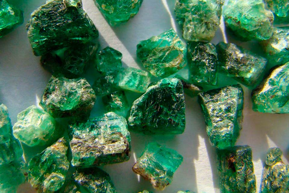 Изумруд — магические свойства камня, как выглядит изумруд, каких цветовбывает, что значит гидротермальный, к чему снится минерал