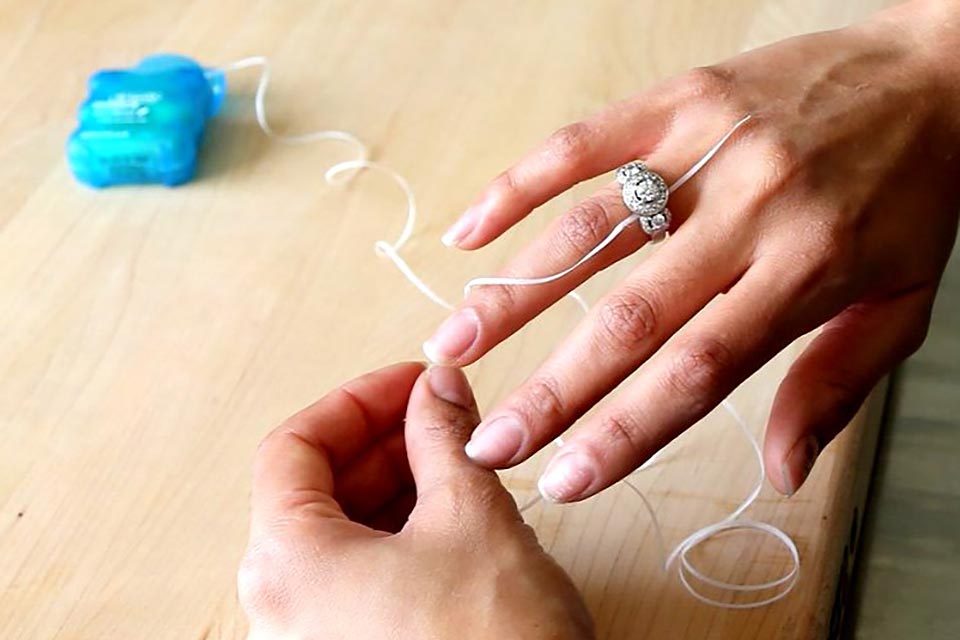 как снять кольцо с опухшего пальца в домашних