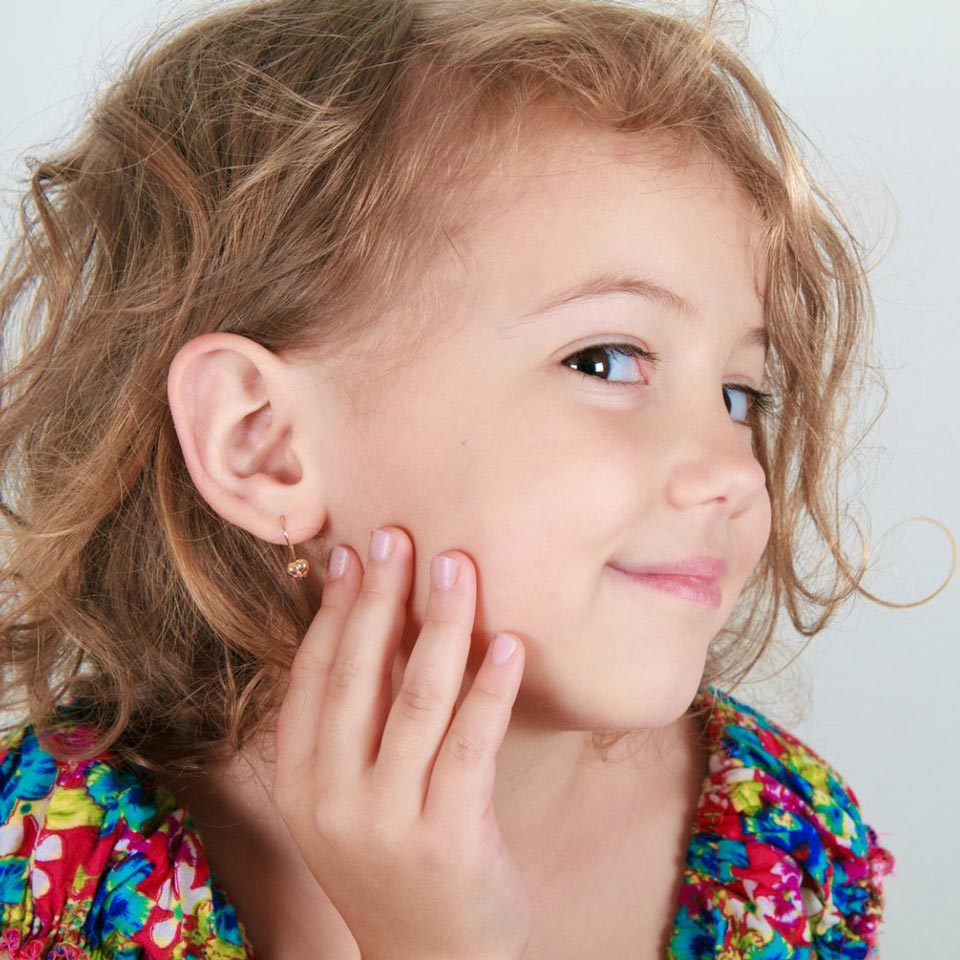 Когда лучше прокалывать ребенку уши — можно ли прокалывать младенцам илисовсем новорожденным детям? В каком возрасте колоть ушки девочке поКомаровскому