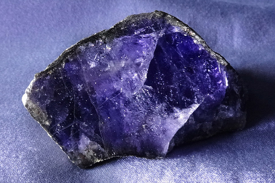 Камень иолит — магические свойства, характеристики иолита, кому по знакамзодиака подходит