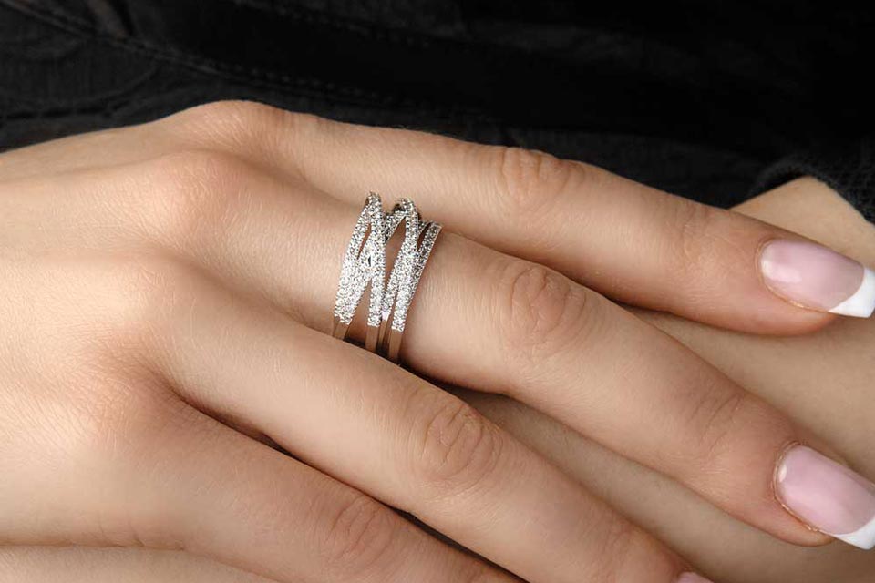 На каких пальцах и руках носить кольца — значение женских колечек на разныхпальцах: большой, указательный, средний, безымянный и мизинец