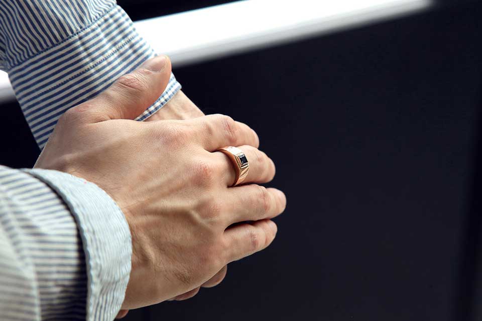 На каком пальце мужчины носят кольца — на какую руку надевать мужскиеперстни и печатки