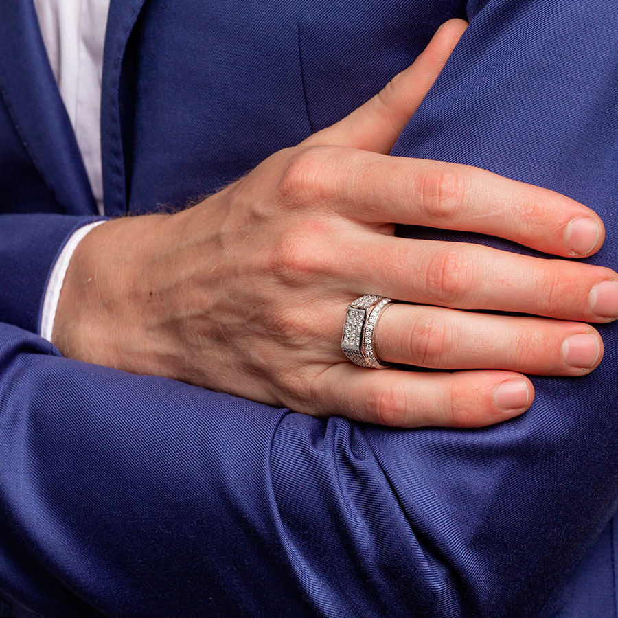 Кольцо на мужской руке