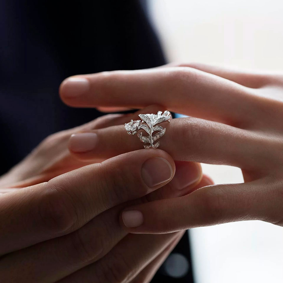 Интересные факты про кольца. Помолвочное кольцо. Кольцо на руке. Необычные помолвочные кольца. Бриллиантовое кольцо на руке.