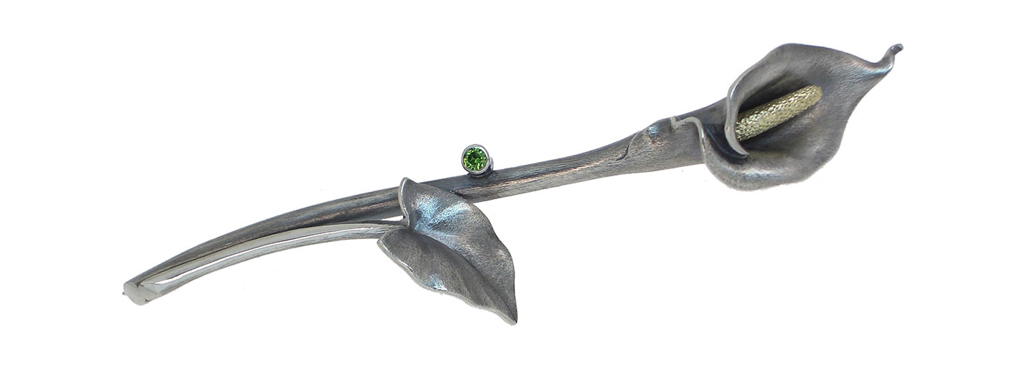 Серебряная брошь ''Калла'' Ивма 402206-i с демантоидом