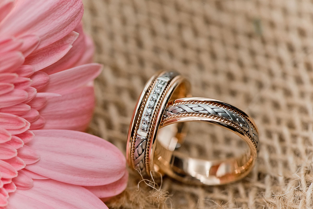 К чему снится золотое кольцо незамужней. Обручальное кольцо. Стильные обручальные кольца. Кольца на свадьбу. Обручальные кольца комбинированные.